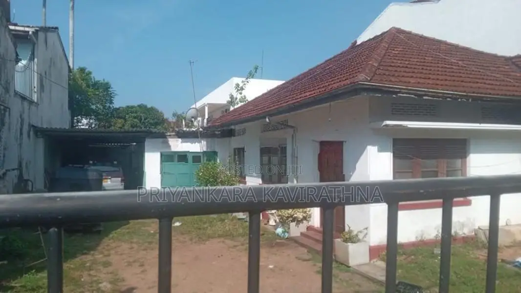 Commercial 19.40 Perches Land For Sale with Old House - Pamankada