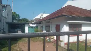 Commercial 19.40 Perches Land For Sale with Old House - Pamankada