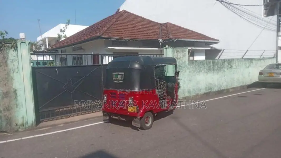 Commercial 19.40 Perches Land For Sale with Old House - Pamankada