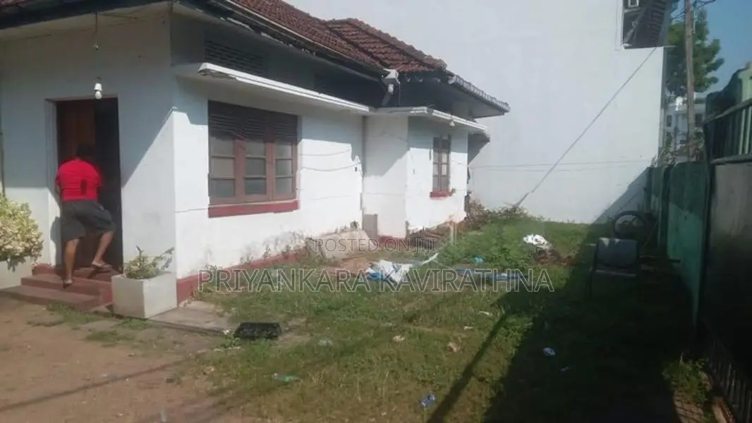 Commercial 19.40 Perches Land For Sale with Old House - Pamankada