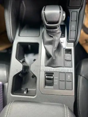 Toyota Land Cruiser Prado TRJ250 VX 2024