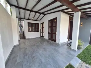 10p house for sale in athurugiriya