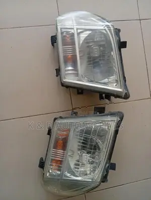Nissan Nawara Headlight