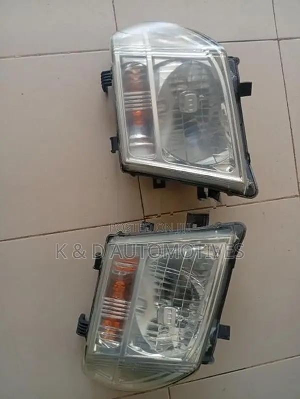 Nissan Nawara Headlight