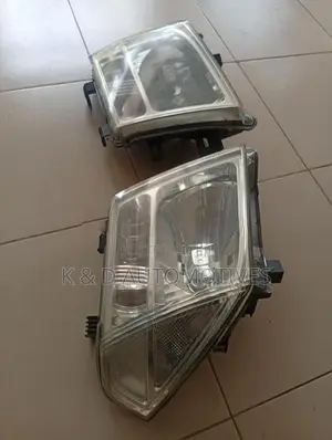 Nissan Nawara Headlight