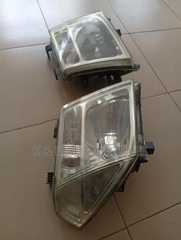 Nissan Nawara Headlight