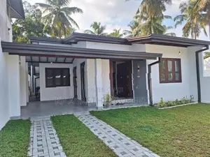 10p house for sale in athurugiriya
