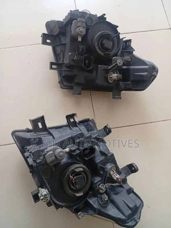 Nissan Nawara Headlight