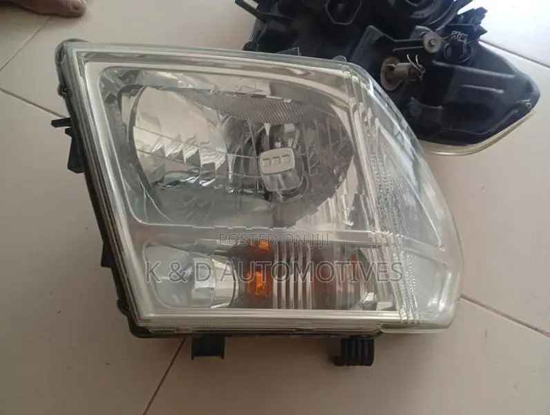 Nissan Nawara Headlight