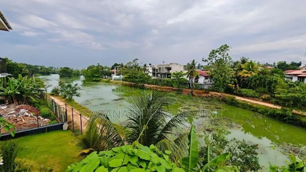 Lake Front House With 7 Bedrooms - Maharagama