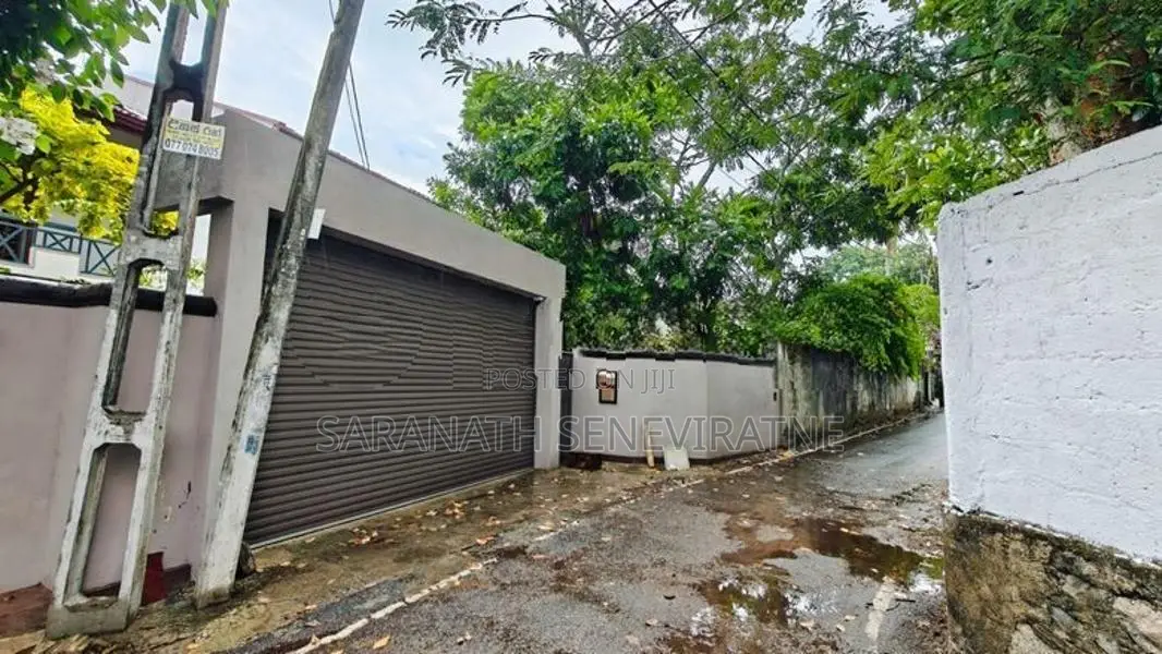 Lake Front House With 7 Bedrooms - Maharagama