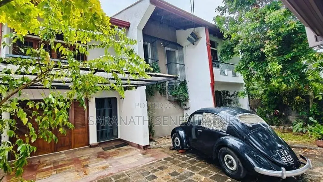 Lake Front House With 7 Bedrooms - Maharagama