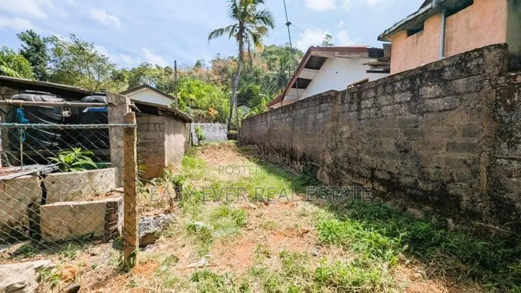 ගම්පහ බුලත්කඩේ හන්දියෙන්ම වටිනා බිම් කොටස් විකිනීමට