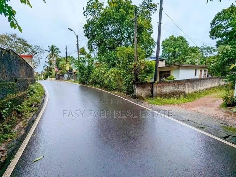 ගම්පහ ශ්‍රී බෝධි පාර පර්චස් 12 ක වටිනාකමක් ඇති ඉඩමක්