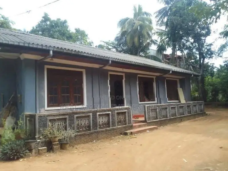 Warakapola : 80 perches Land with Three houses for Sale