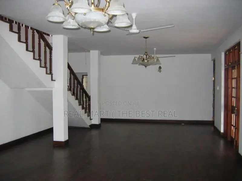 Colombo 7 : 6 A/C BR (23.5P) Stair House for Sale at Baudhaloka Mawath