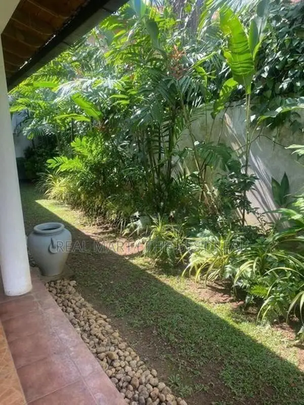 Colombo 7 : 6 A/C BR (23.5P) Stair House for Sale at Baudhaloka Mawath