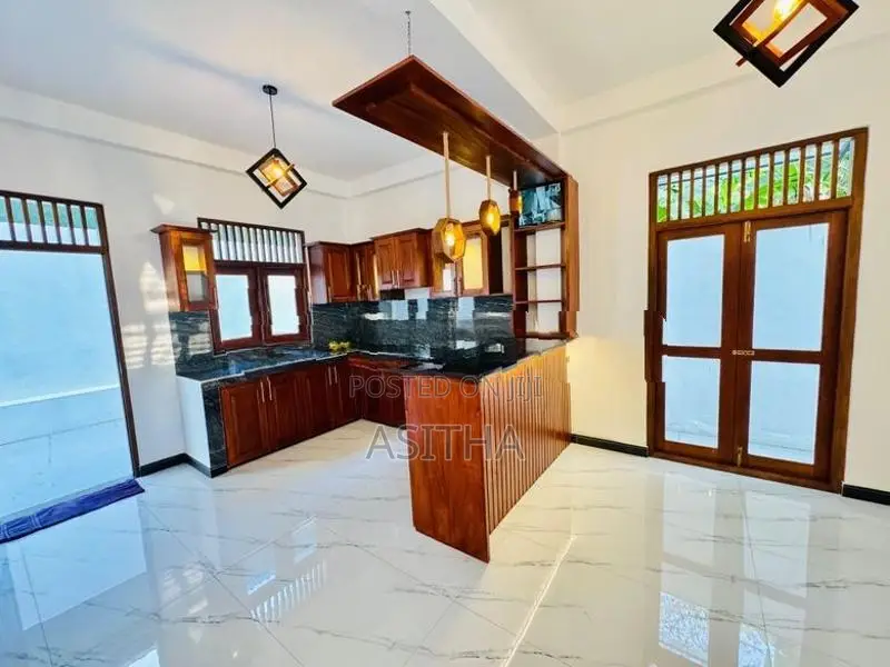 අලුත්ම දෙමහල් නිවස ඇරැව්වල