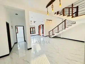 අලුත්ම දෙමහල් නිවස ඇරැව්වල