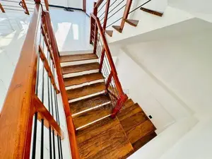 පදින්චි නොවු අලුත්ම දෙමහල් නිවස ඇරැව්වල