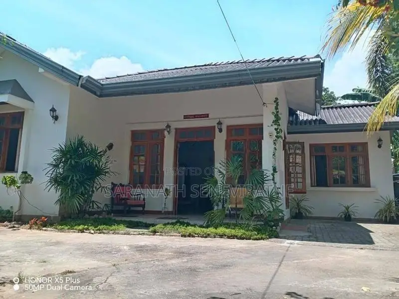 Beautiful Single Storey Family Home on Thalatuoya Road, Ampitiya Kandy