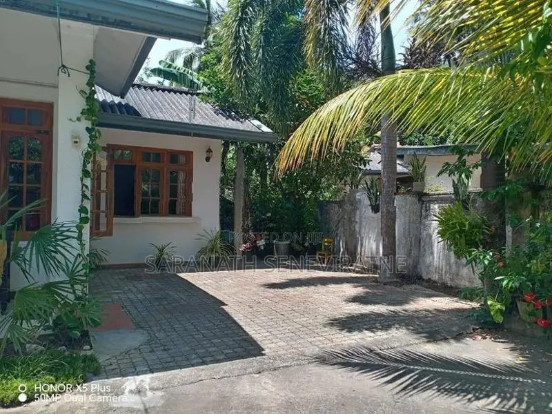 Beautiful Single Storey Family Home on Thalatuoya Road, Ampitiya Kandy