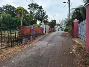 කැලණිය, වරාගොඩ වත්ත ප්‍රදේශයේ පිහිටි ඉඩමක් විකිණීමට ඇත. (ID: KL13TS)
