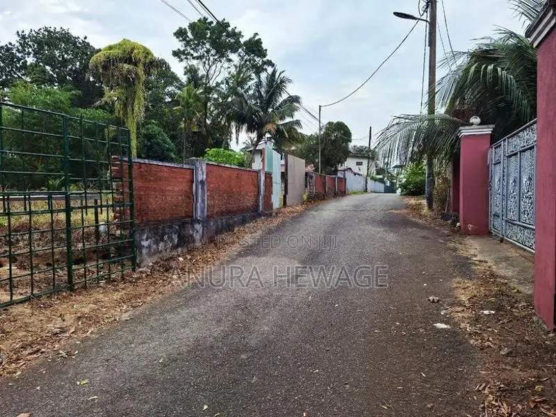 කැලණිය, වරාගොඩ වත්ත ප්‍රදේශයේ පිහිටි ඉඩමක් විකිණීමට ඇත. (ID: KL13TS)