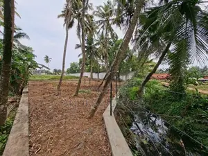 කැලණිය, වරාගොඩ වත්ත ප්‍රදේශයේ පිහිටි ඉඩමක් විකිණීමට ඇත. (ID: KL13S)