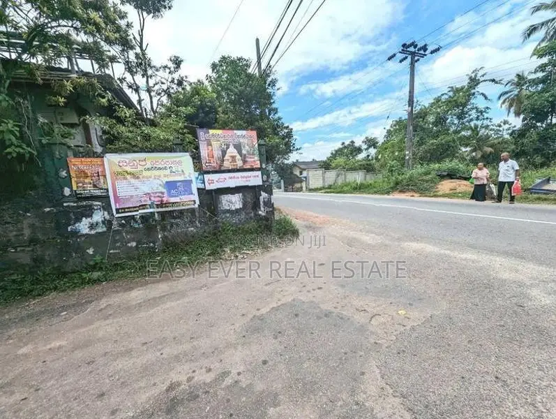 පූගොඩ හංවැල්ල පාරට ලගින් ඉඩමක්