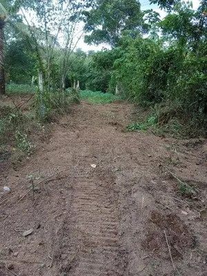 පූගොඩ හංවැල්ල පාරට ලගින් ඉඩමක්