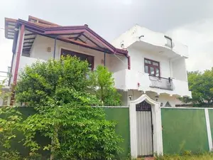 නිවාස 2 විදියට පාවිච්චි කල හැකි පදිංචිවියට සෑදු දෙමහල් නිවසක් විකිනිමට