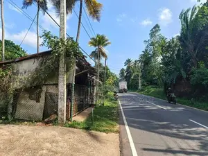 නිට්ටඹුව කිරිඳිවැල 182 බස් මාර්ගයට මායිම් ව්‍යාපාරික ඉඩමක්