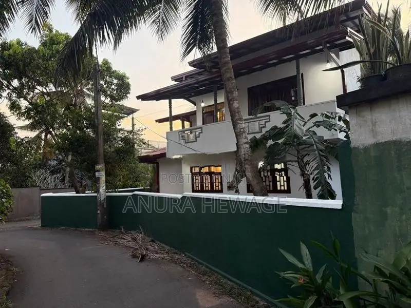 කඩුවෙල, පහළ බෝමිරිය පිහිටි දෙමහල් නිවසක් විකිණීමට ඇත. (ID: KADU008S)