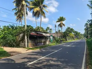 නිට්ටඹුව කිරිඳිවැල 182 බස් මාර්ගයට මායිම් ව්‍යාපාරික ඉඩමක්