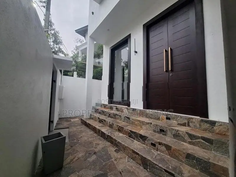 Luxury House for sale in Thalawathugoda