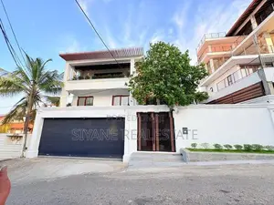 Luxury 03 Storey Residence With Rooftop - Kotte