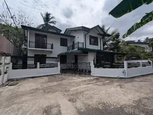 ගම්පහ බණ්ඩාරනායක විද්‍යාලය ළගින් අංගසම්පූර්ණ දෙමහල් නිවසක්