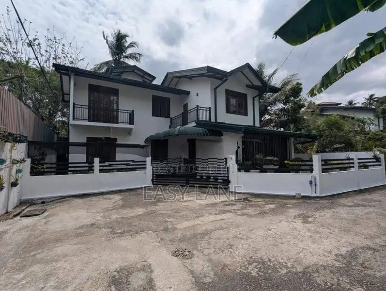 ගම්පහ බණ්ඩාරනායක විද්‍යාලය ළගින් අංගසම්පූර්ණ දෙමහල් නිවසක්