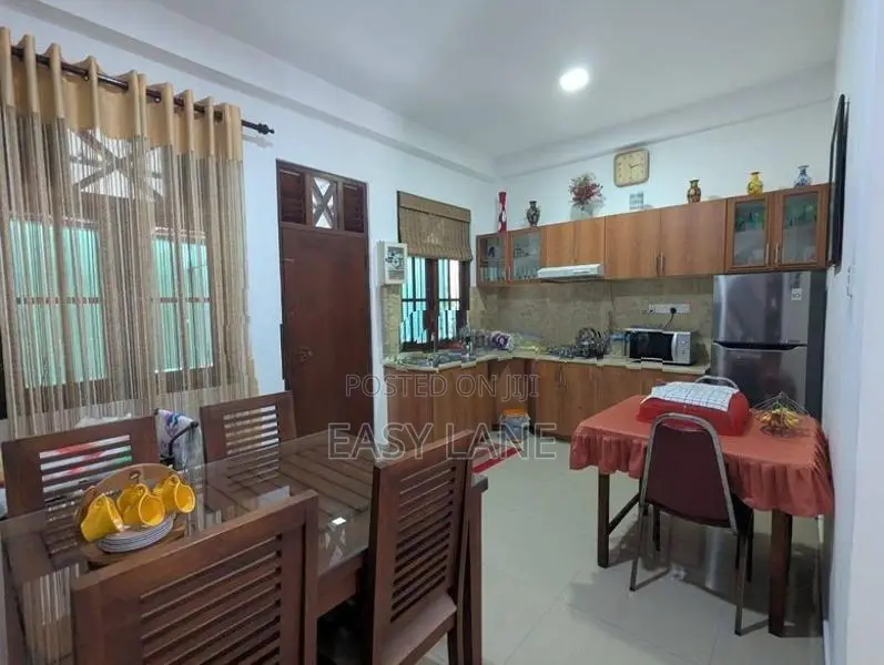 ගම්පහ බණ්ඩාරනායක විද්‍යාලය ළගින් අංගසම්පූර්ණ දෙමහල් නිවසක්