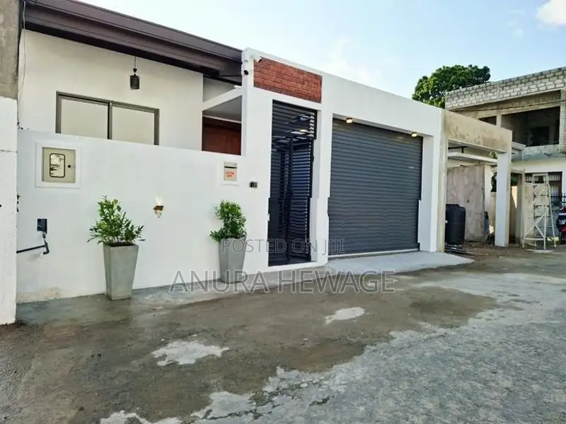 Luxury House facing paddy field, Athurugiriya road. (ID: ATHU035)
