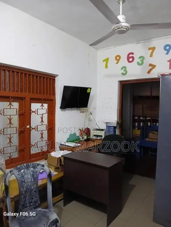 Colombo 10 Maligakanda Rd 8 BR & 6 BATH Old 2 Storied Building For Sal