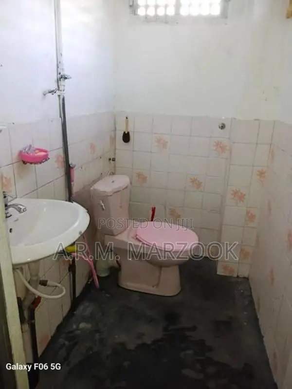 Colombo 10 Maligakanda Rd 8 BR & 6 BATH Old 2 Storied Building For Sal