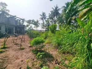 වේයන්ගොඩ නගරයට හා දුම්රිය පොලට ළගින් ඉඩමක්