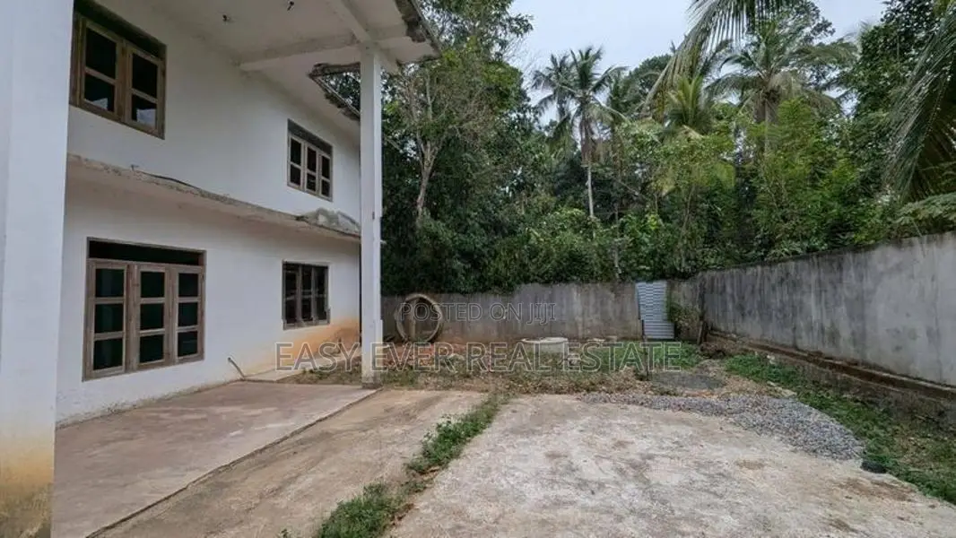 ගම්පහ බස් පාරට ආසන්නයෙන් දෙමහල් නිවසක් විකිණිමට