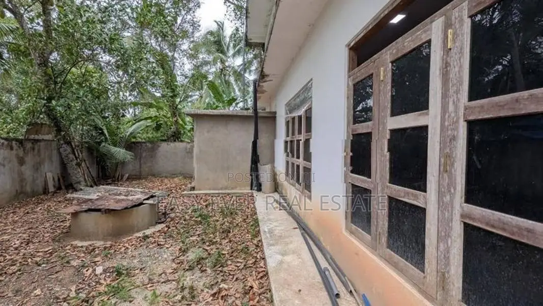 ගම්පහ බස් පාරට ආසන්නයෙන් දෙමහල් නිවසක් විකිණිමට