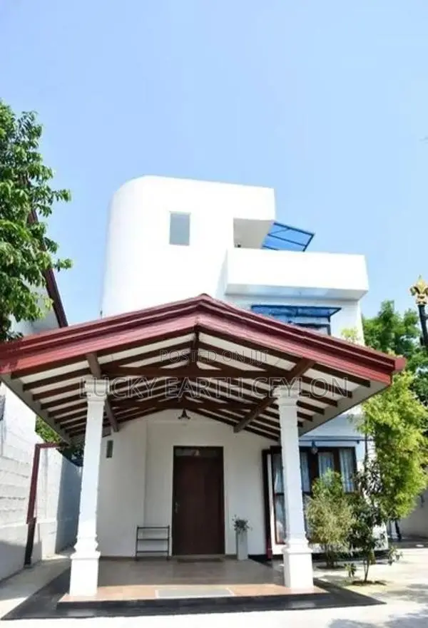 Battarmulla, Fully Furnished, 2 story, House With A Rooftop (MG1273)