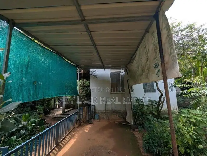 හංවැල්ල ආටිගල ප්‍රධාන මාර්ගයට මුහුණලා ව්‍යාපාරික ගොඩනැගිල්ලක්