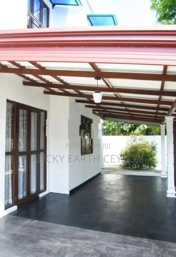 Battarmulla, Fully Furnished, 2 story, House With A Rooftop (MG1273)