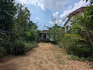 හංවැල්ල ආටිගල ප්‍රධාන මාර්ගයට මුහුණලා ව්‍යාපාරික ගොඩනැගිල්ලක්